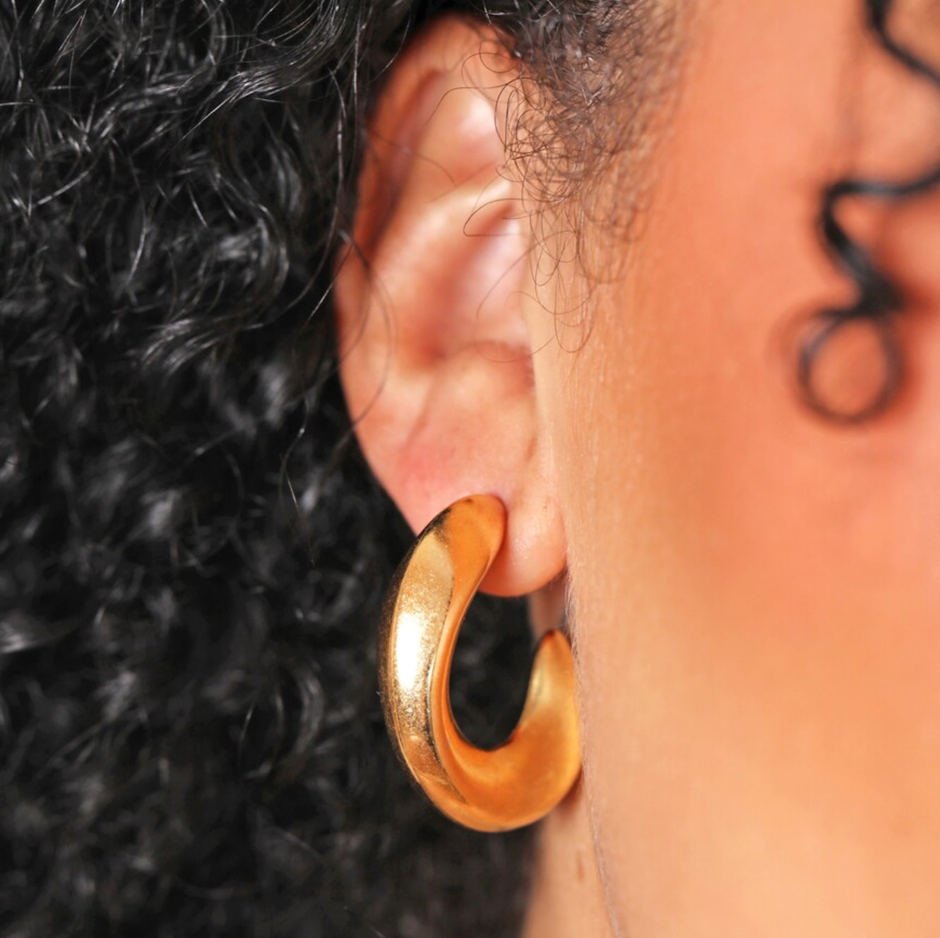Chunky fluid gold hoop earrings