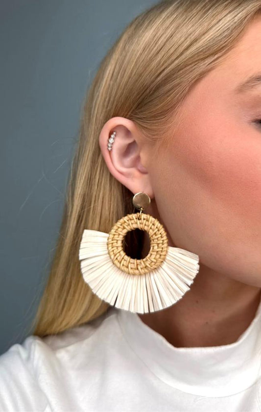 Circular raffia fan earrings - cream