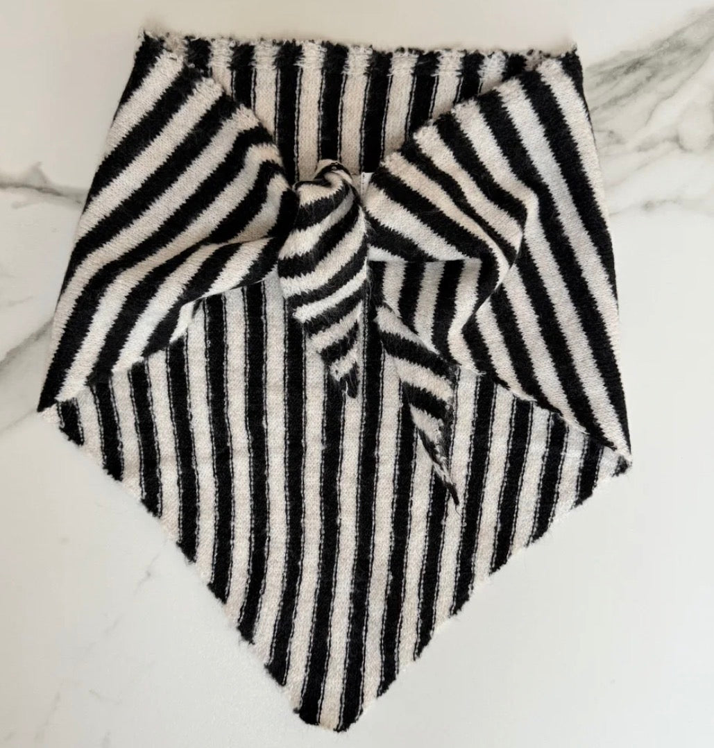 Triangle Scarf Striped -Black