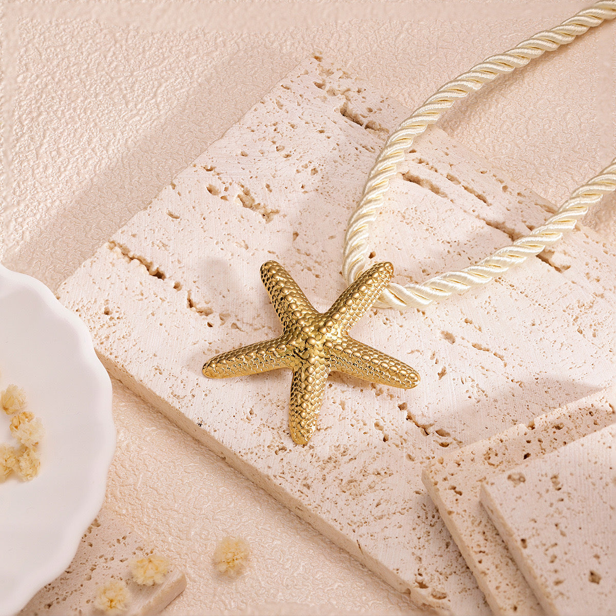 Seashells rope necklace