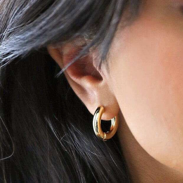 Medium chunky hoop earrings in gold