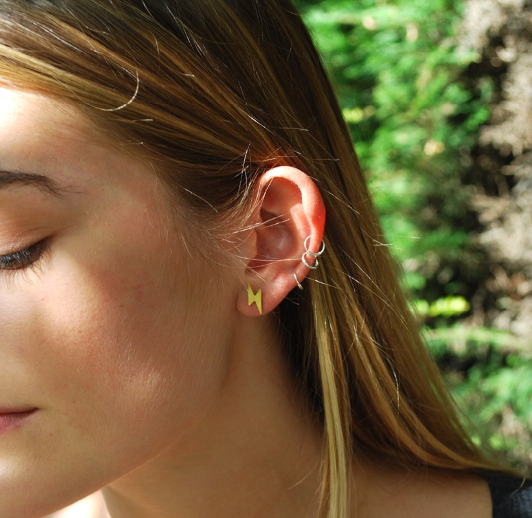 Lightning bolt earrings in 20k matt gold plated