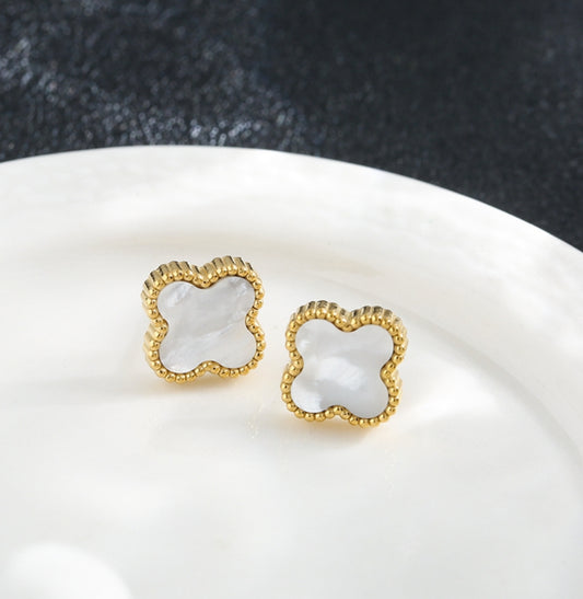 Pearl clover stud earrings in 18k gold plated